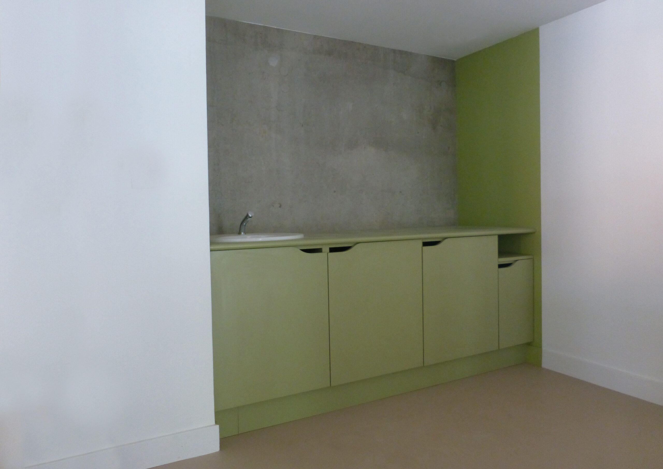 plan de travail vert dans renfoncement