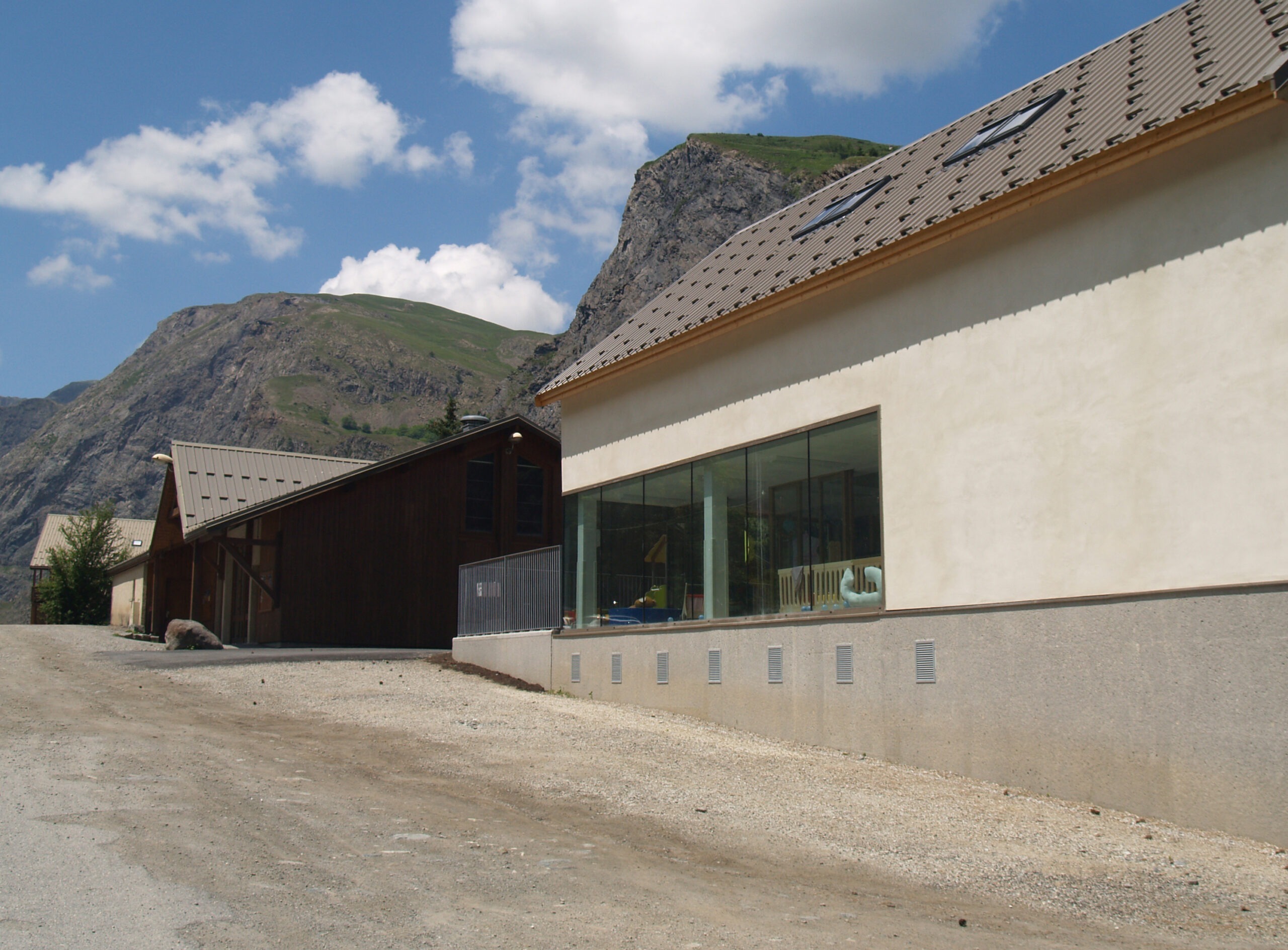 façade blanche et soubassement gris