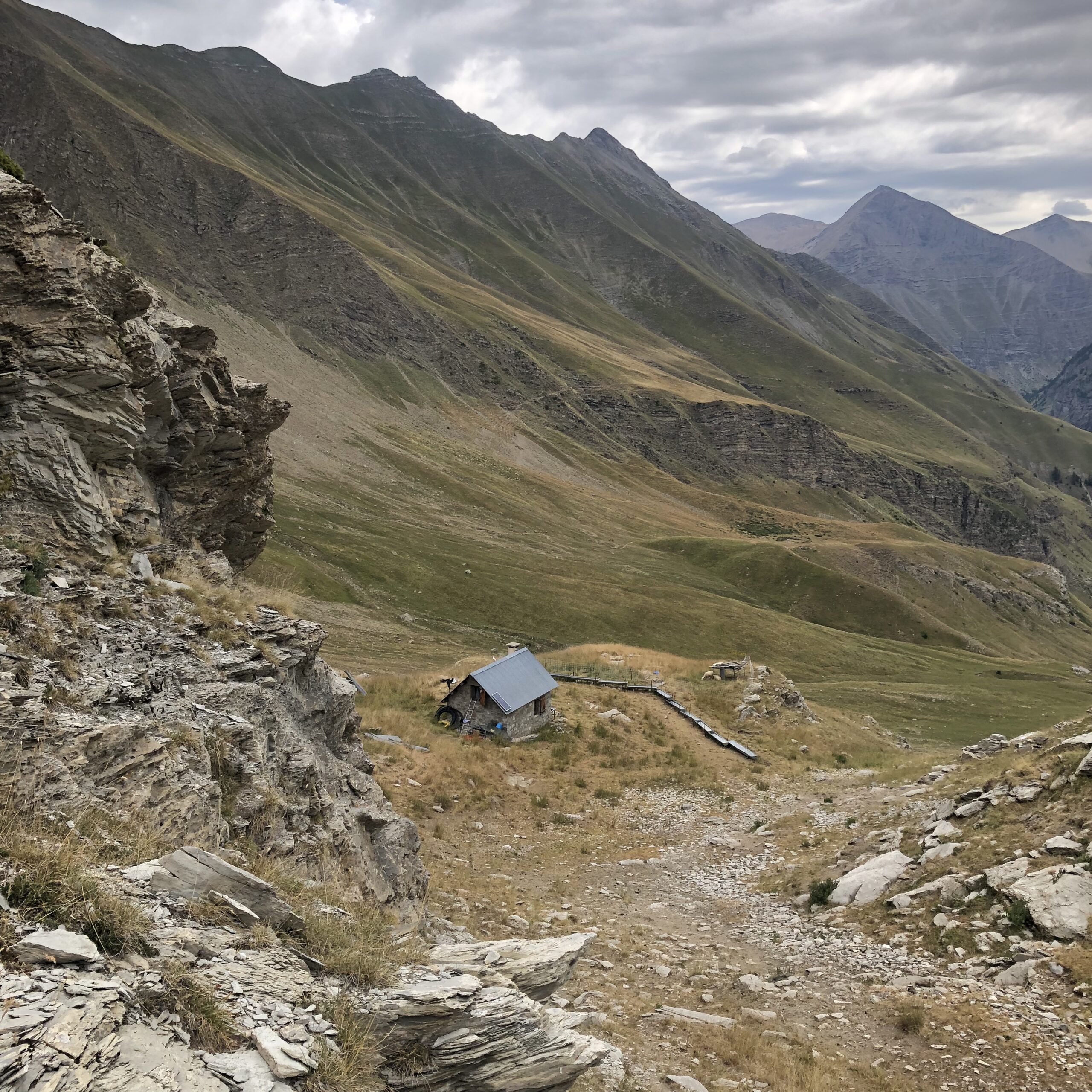 cabane de loin dans montagnes