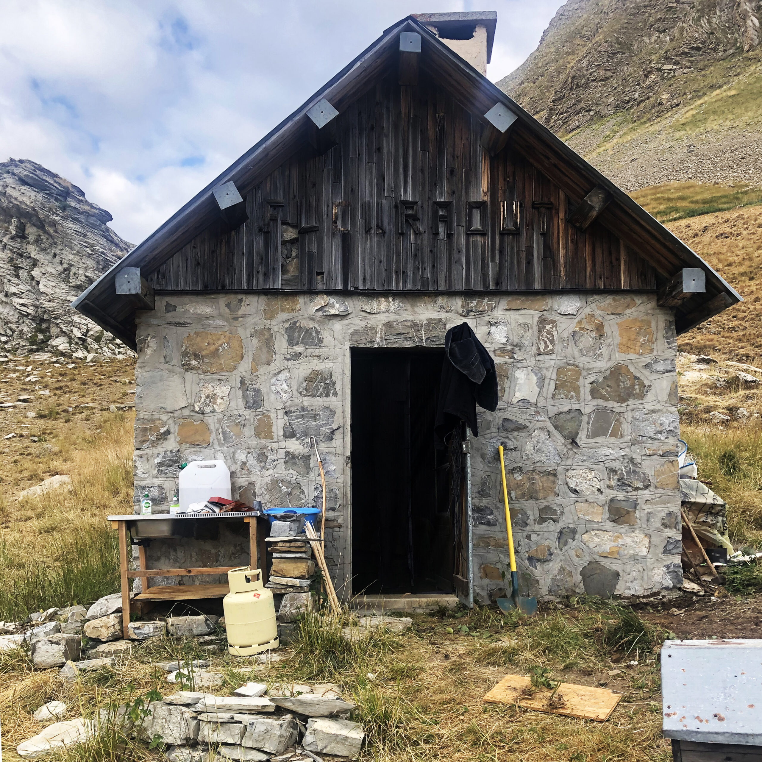 façade de cabane en pierres et bois