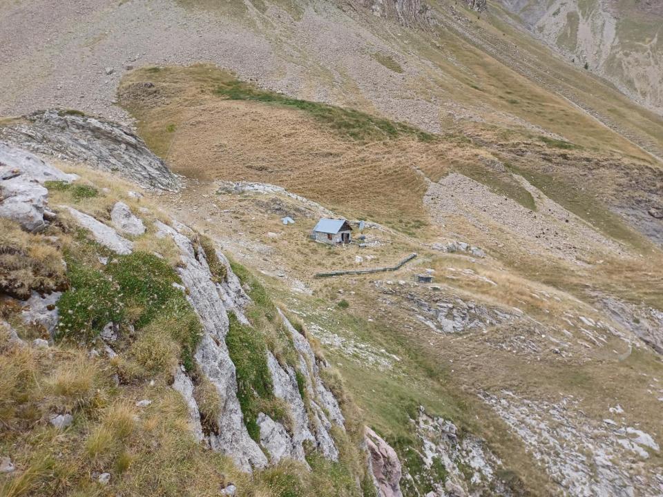 cabane d'alpage vue de loin