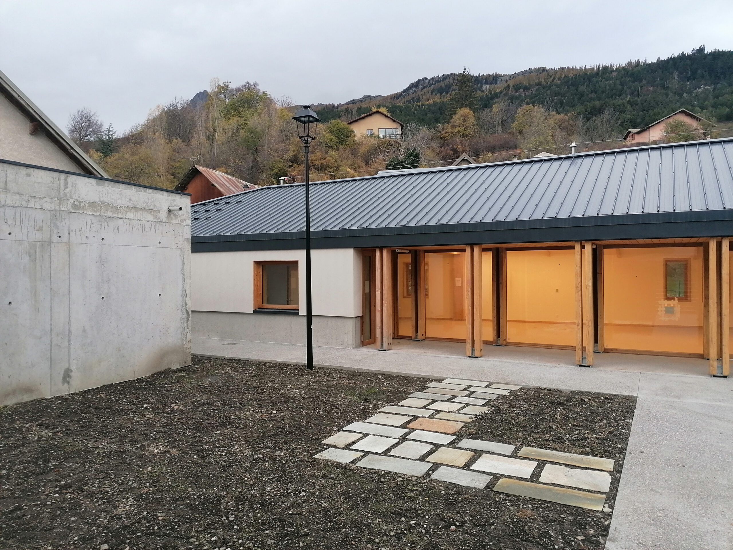 façade béton avec galerie bois
